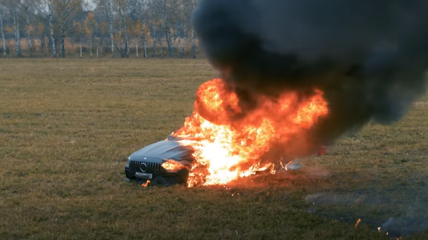 Российский блогер сжег свой Mercedes за 13 миллионов рублей
