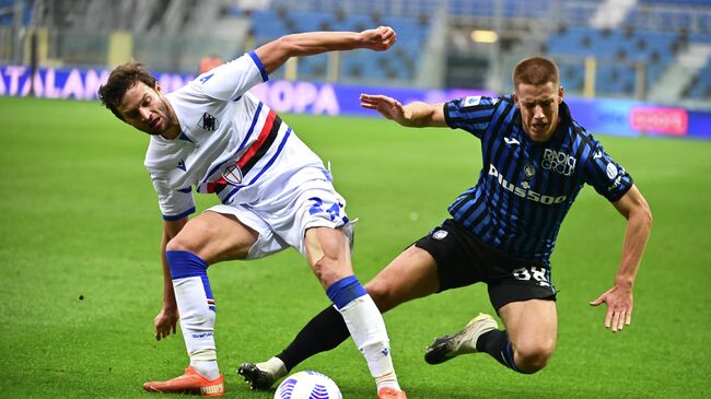 Sampdoria's Polish defender Bartosz Bereszynski (L) fights for the ball with Atalanta's Croatian midfielder Mario Pasalic (R) during the Italian Serie A football match between Atalanta and Sampdoria at the Atleti Azzurri d'Italia stadium in Bergamo on October 24, 2020. (Photo by MIGUEL MEDINA / AFP)