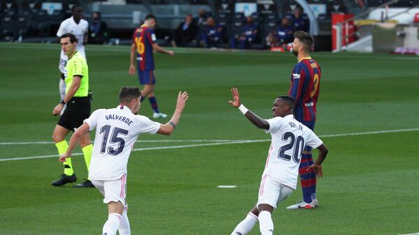 Футболисты Реала Федерико Вальверде и Винисиус Жуниор празднуют гол, забитый в ворота Барселоны в матче чемпионата Испании