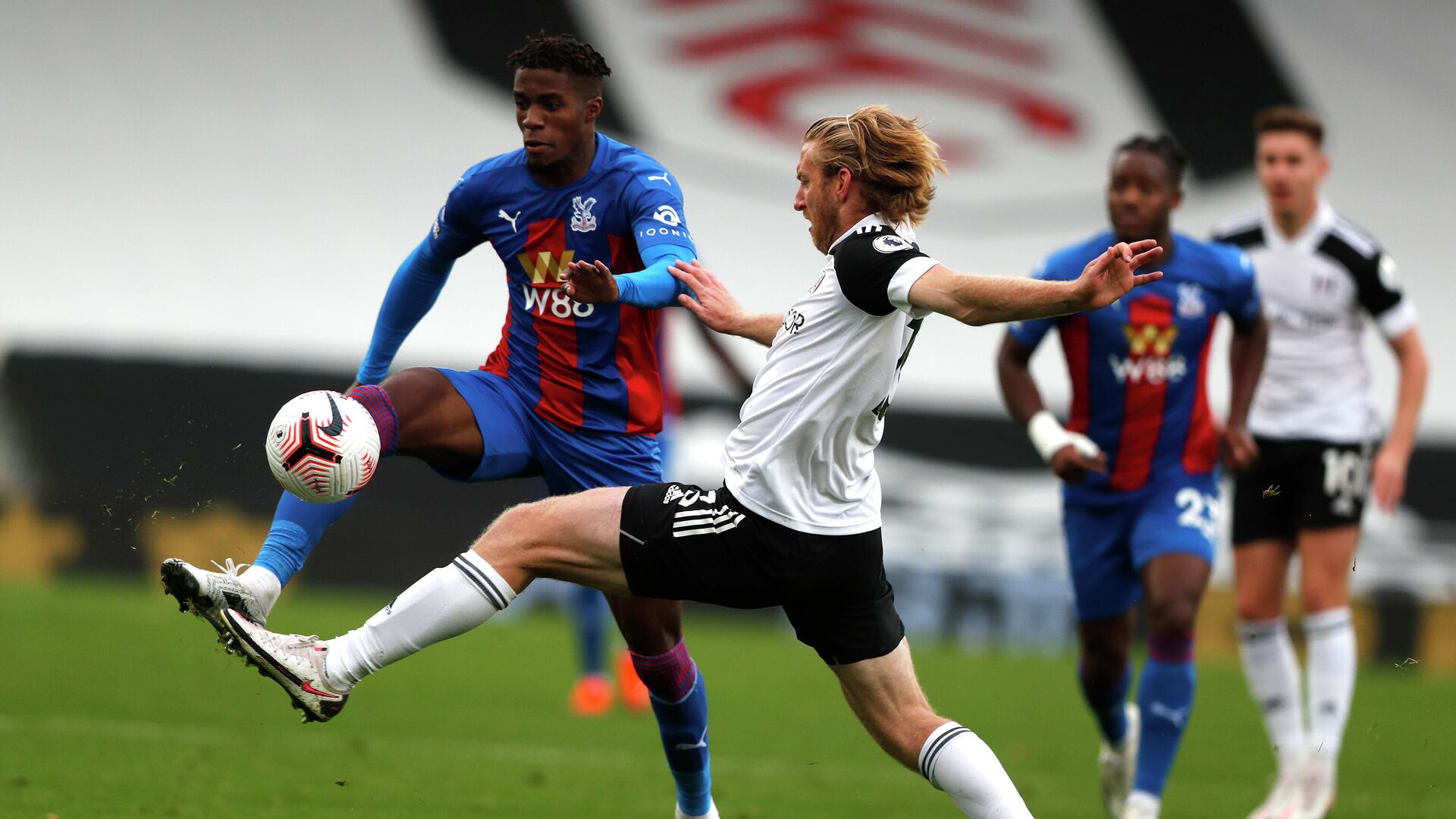 Crystal Palace's Ivorian striker Wilfried Zaha (L) vies with Fulham's US defender Tim Ream during the English Premier League football match between Fulham and Crystal Palace at Craven Cottage in London on October 24, 2020. (Photo by Frank Augstein / POOL / AFP) / RESTRICTED TO EDITORIAL USE. No use with unauthorized audio, video, data, fixture lists, club/league logos or 'live' services. Online in-match use limited to 120 images. An additional 40 images may be used in extra time. No video emulation. Social media in-match use limited to 120 images. An additional 40 images may be used in extra time. No use in betting publications, games or single club/league/player publications. /  - РИА Новости, 1920, 24.10.2020