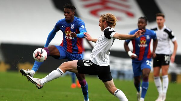Crystal Palace's Ivorian striker Wilfried Zaha (L) vies with Fulham's US defender Tim Ream during the English Premier League football match between Fulham and Crystal Palace at Craven Cottage in London on October 24, 2020. (Photo by Frank Augstein / POOL / AFP) / RESTRICTED TO EDITORIAL USE. No use with unauthorized audio, video, data, fixture lists, club/league logos or 'live' services. Online in-match use limited to 120 images. An additional 40 images may be used in extra time. No video emulation. Social media in-match use limited to 120 images. An additional 40 images may be used in extra time. No use in betting publications, games or single club/league/player publications. / 