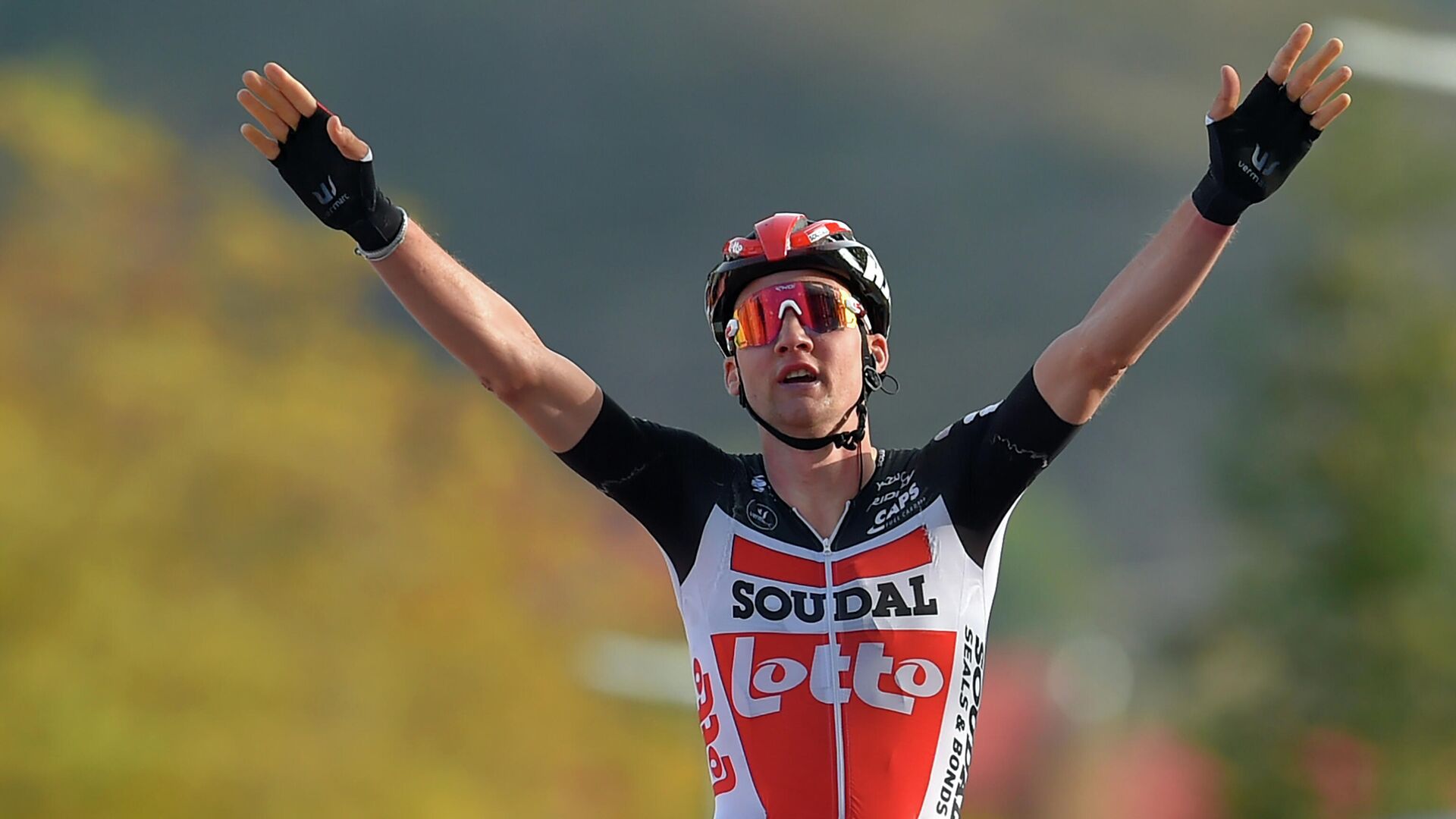 Team Lotto rider Belgium's Tim Wellens celebrates as he crosses the finish-line of the 5th stage of the 2020 La Vuelta cycling tour of Spain, a 184,4-km race from Huesca to Sabinanigo, on October 24, 2020. (Photo by ANDER GILLENEA / AFP) - РИА Новости, 1920, 24.10.2020