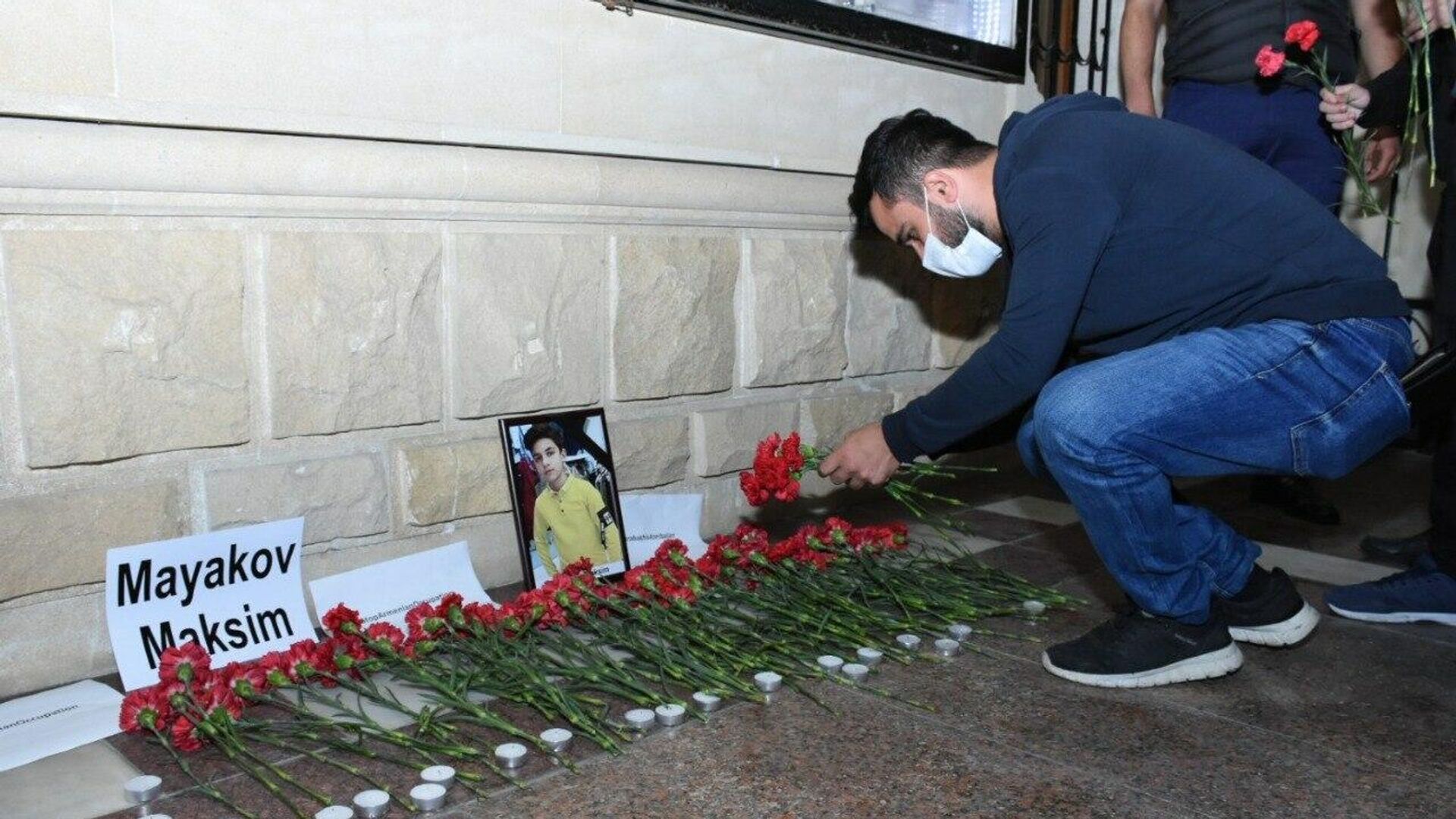 Жители Баку несут цветы к посольству России в память о погибшем в результате обстрела Гянджи россиянине - РИА Новости, 1920, 24.10.2020