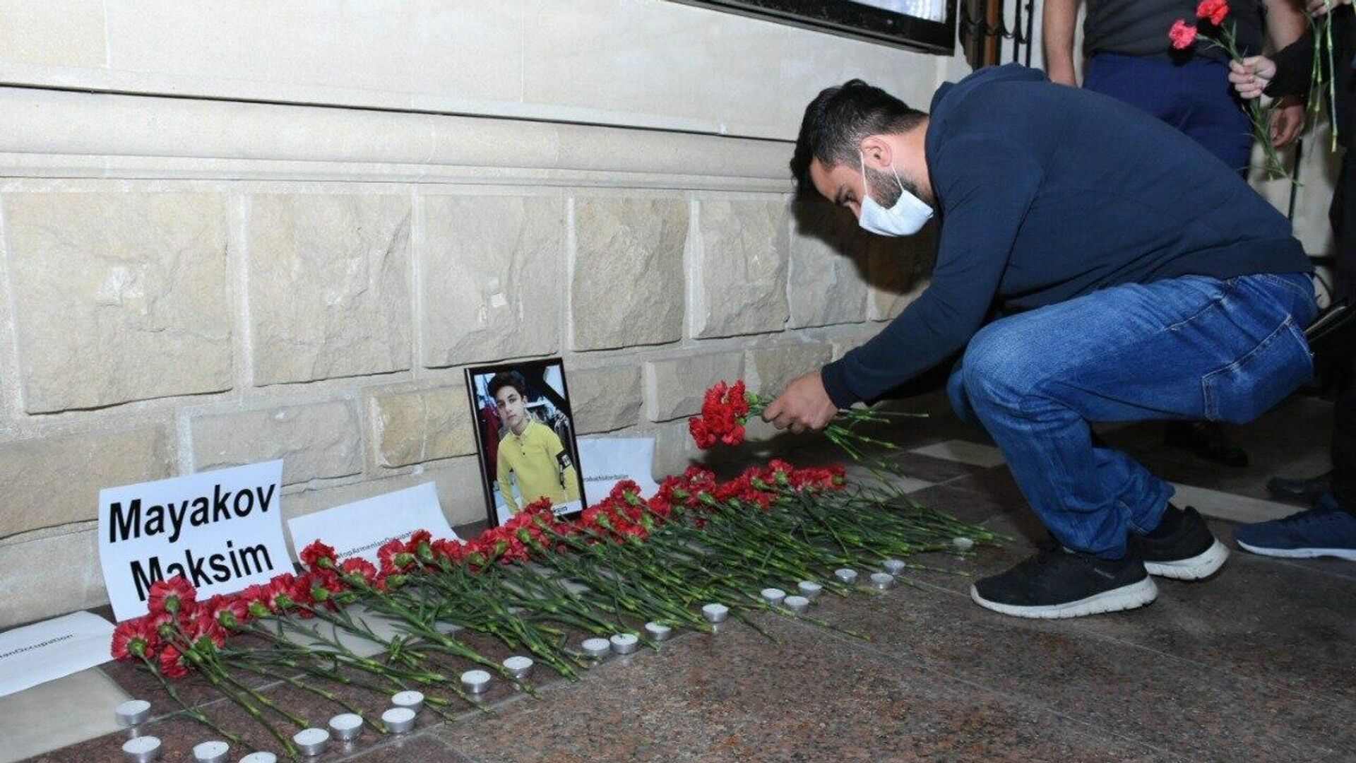 Жители Баку несут цветы к посольству России в память о погибшем в результате обстрела Гянджи россиянине - РИА Новости, 1920, 24.10.2020