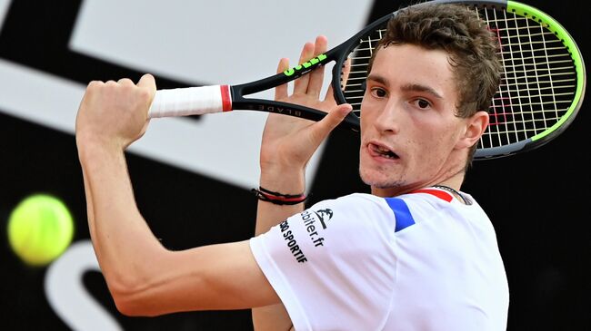 France's Ugo Humbert plays a backhand to Italy's Fabio Fognini on day four of the Men's Italian Open at Foro Italico on September 17, 2020 in Rome, Italy. (Photo by Riccardo Antimiani / POOL / AFP)