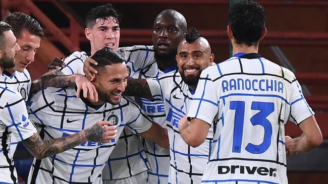 Inter Milan's team congratulates Italian defender Danilo D'Ambrosio (3rd L) after he scored the team's second goal during the Italian Serie A football match Genoa vs Inter Milan at the Luigi-Ferraris Stadium in Genoa, on October 24, 2020. (Photo by MARCO BERTORELLO / AFP)