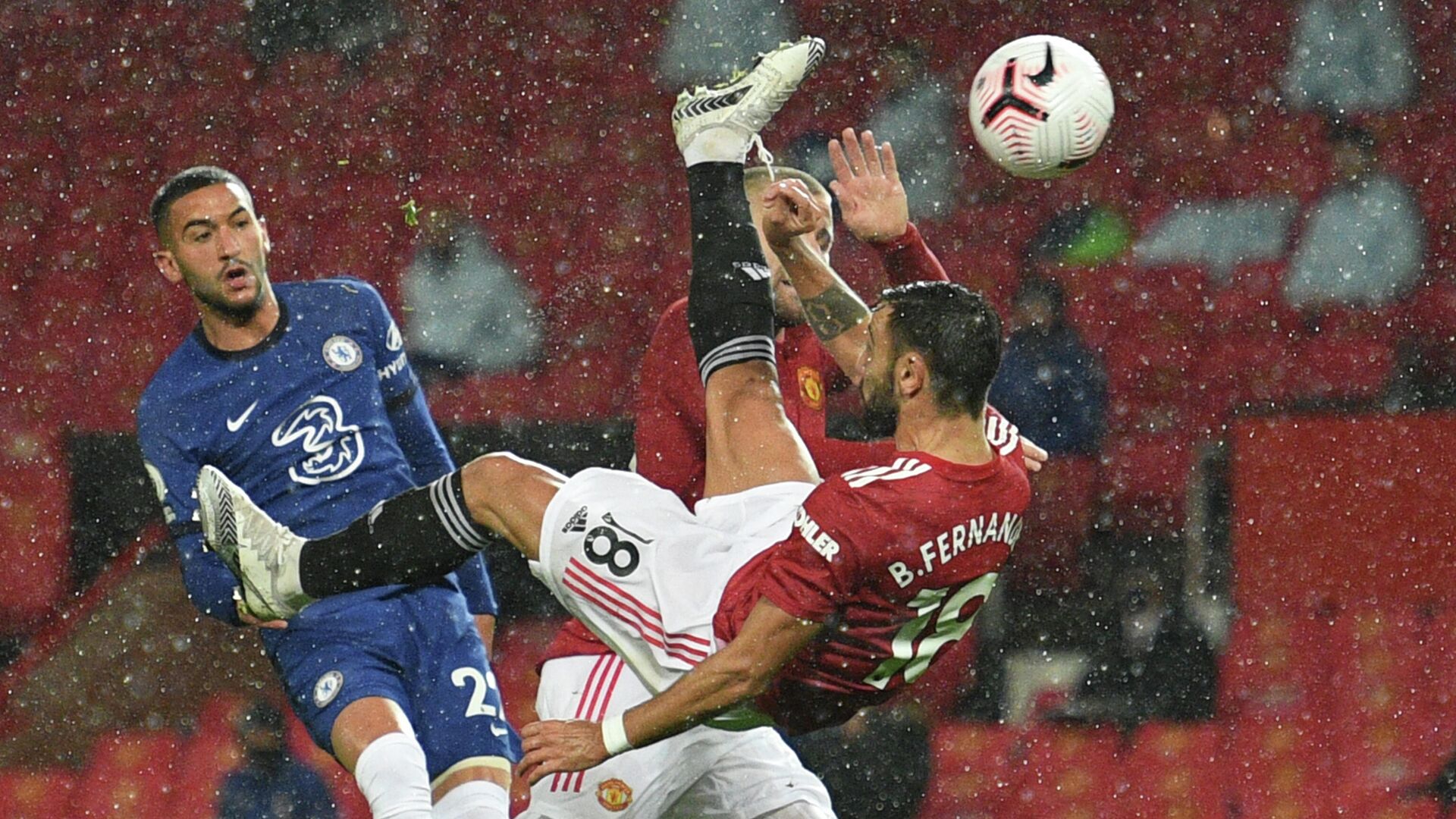 Manchester United's Portuguese midfielder Bruno Fernandes tries an overhead shot during the English Premier League football match between Manchester United and Chelsea at Old Trafford in Manchester, north west England, on October 24, 2020. (Photo by Oli SCARFF / POOL / AFP) / RESTRICTED TO EDITORIAL USE. No use with unauthorized audio, video, data, fixture lists, club/league logos or 'live' services. Online in-match use limited to 120 images. An additional 40 images may be used in extra time. No video emulation. Social media in-match use limited to 120 images. An additional 40 images may be used in extra time. No use in betting publications, games or single club/league/player publications. /  - РИА Новости, 1920, 24.10.2020