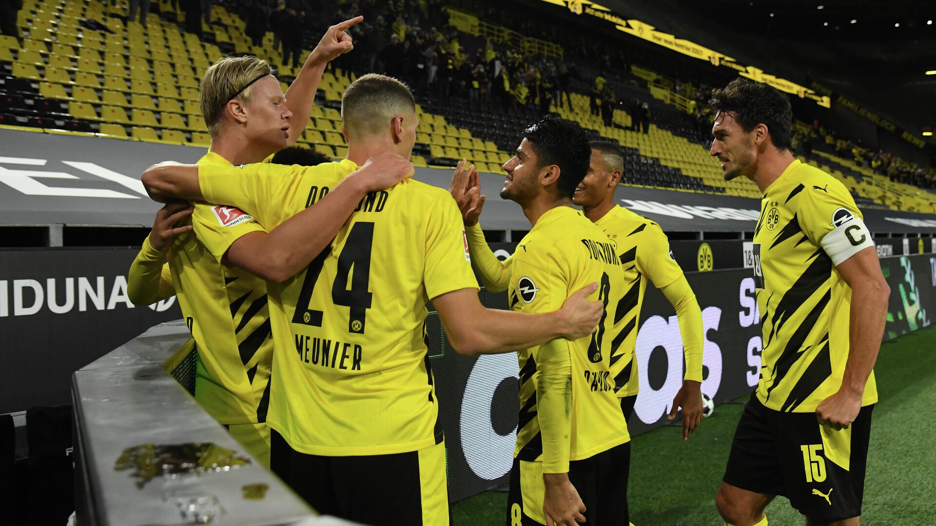 Dortmund's Norwegian forward Erling Braut Haaland (L) celebrates scoring the 2-0 goal with his teammates during the German first division Bundesliga football match between BVB Borussia Dortmund v Schalke 04 on October 24, 2020 in Dortmund, western Germany. (Photo by Ina Fassbender / various sources / AFP) / DFL REGULATIONS PROHIBIT ANY USE OF PHOTOGRAPHS AS IMAGE SEQUENCES AND/OR QUASI-VIDEO - РИА Новости, 1920, 24.10.2020