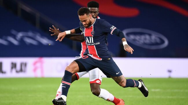 Paris Saint-Germain's Brazilian forward Neymar (L)  fights for the ball with Dijon's Gabonese defender Bruno Ecuele Manga during the French L1 football match between Paris Saint-Germain (PSG) and Dijon at the Parc de Princes stadium in Paris on October 24, 2020. (Photo by FRANCK FIFE / AFP)