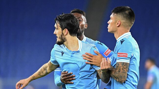 Lazio's Spanish midfielder Luis Alberto (C) celebrates after scoring a goal during the Italian Serie A football match Lazio vs Bologna, at the Olympic stadium in Rome on October 24, 2020. (Photo by Vincenzo PINTO / AFP)