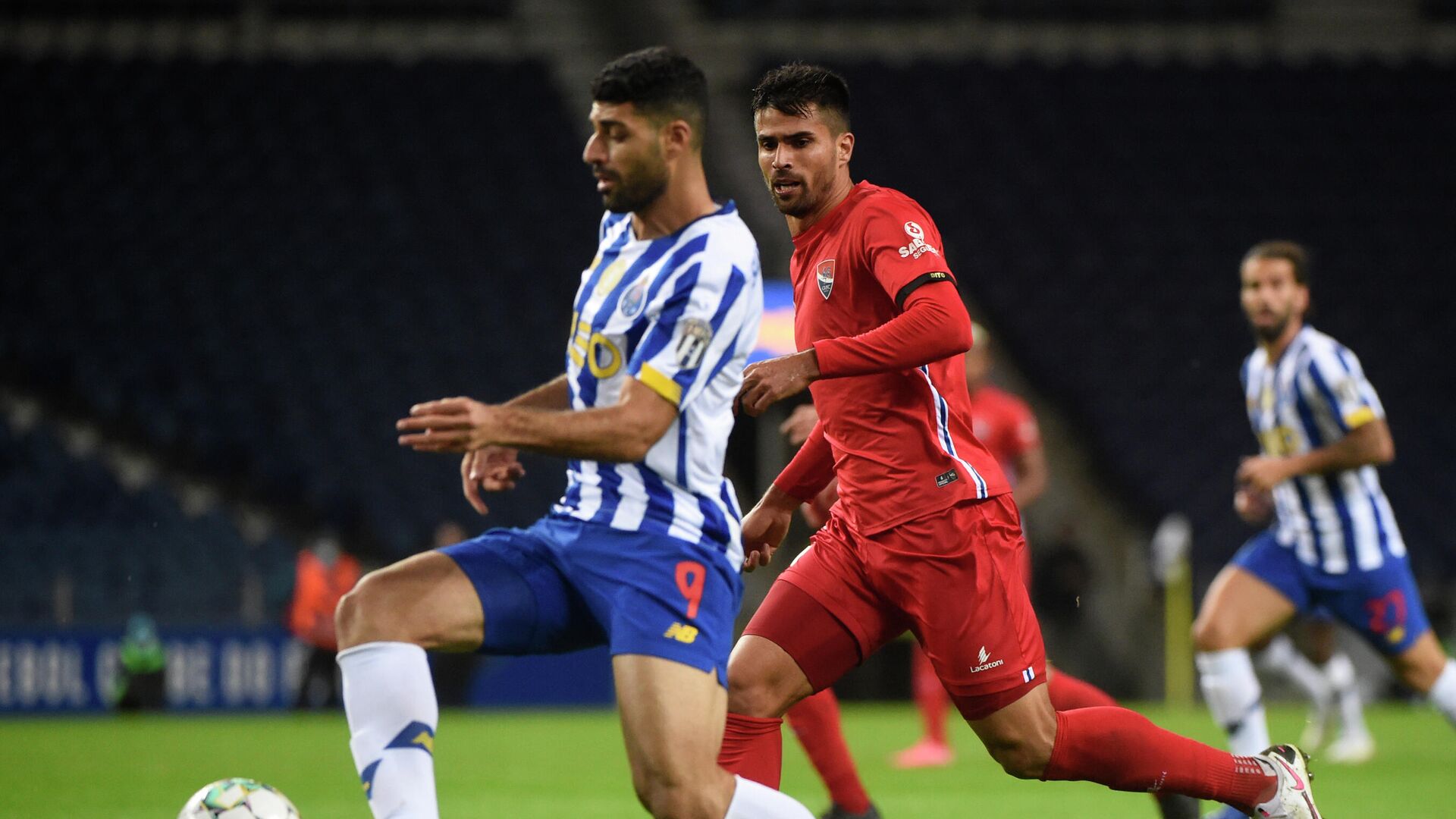 FC Porto's Iranian forward Mehdi Taremi (L) vies with Gil Vicente's Brazilian defender Rodrigao during the Portuguese League football match between Porto and Gil Vicente at the Dragao stadium in Porto on October 24, 2020. (Photo by MIGUEL RIOPA / AFP) - РИА Новости, 1920, 25.10.2020