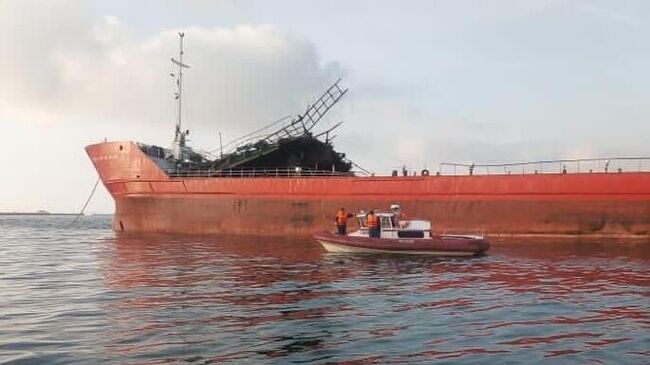 Танкер Генерал Ази Асланов, поврежденный при взрыве в Азовском море, на якорной стоянке в районе порта Кавказ