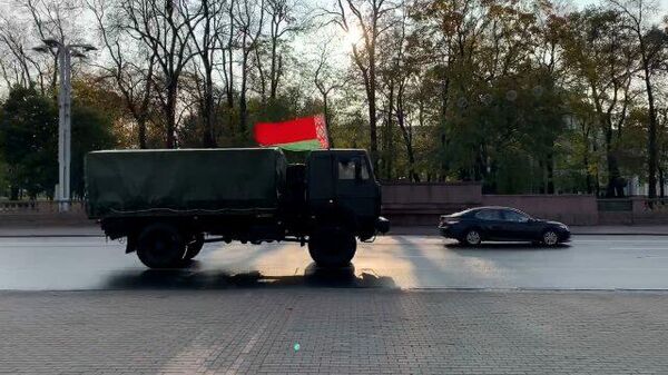 Колонна техники и пустые улицы: белорусские силовики стягиваются в центр Минска  