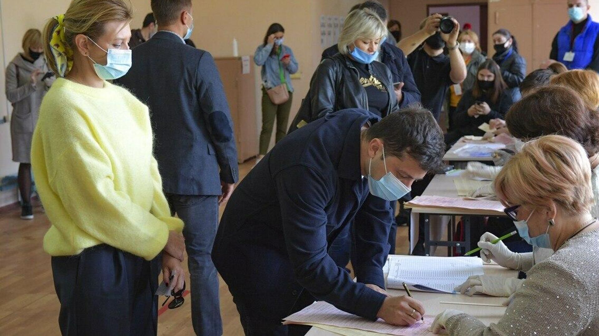 Президент Украины Владимир Зеленский проголосовал в Киеве на местных выборах,  - РИА Новости, 1920, 25.10.2020