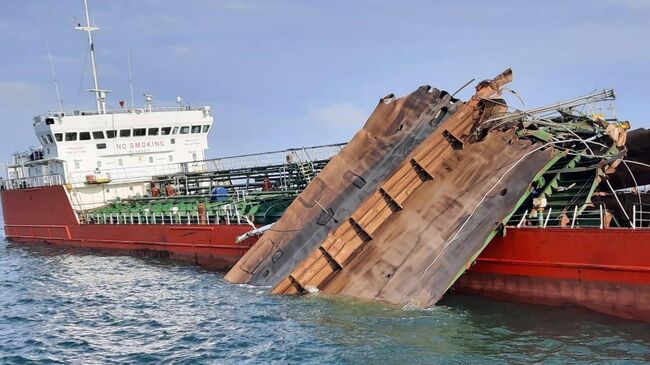 Танкер Генерал Ази Асланов, поврежденный при взрыве в Азовском море, на якорной стоянке в районе порта Кавказ