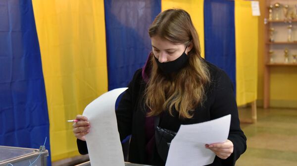 Девушка голосует на одном из избирательных участков во Львове