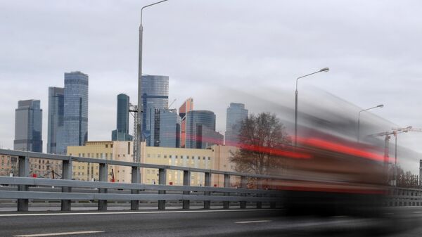 Движение автомобилей на последнем участке Южного дублера Кутузовского проспекта