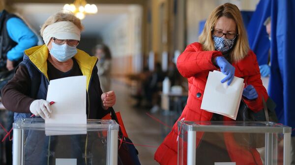  Женщины голосуют на одном из избирательных участков в Киеве
