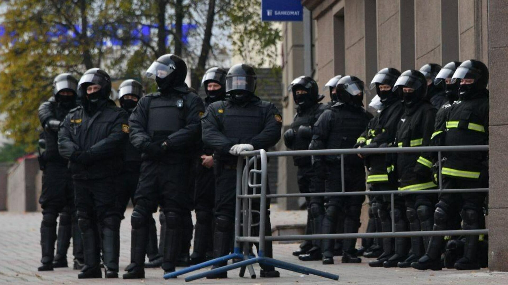 Сотрудники правоохранительных органов Белоруссии перед началом акции оппозиции в Минске Сотрудники правоохранительных органов Белоруссии перед началом акции оппозиции в Минске - РИА Новости, 1920, 25.10.2020