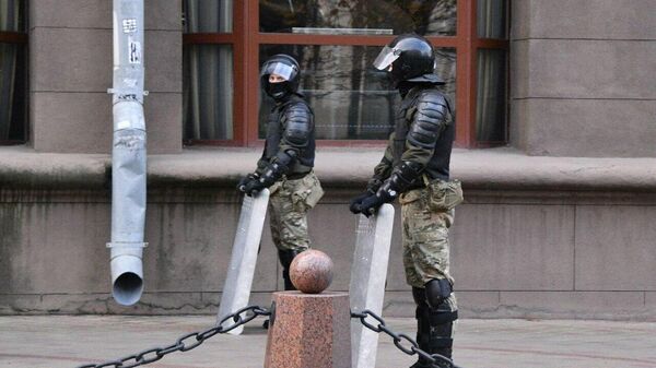 Сотрудники правоохранительных органов Белоруссии перед началом акции оппозиции в Минске