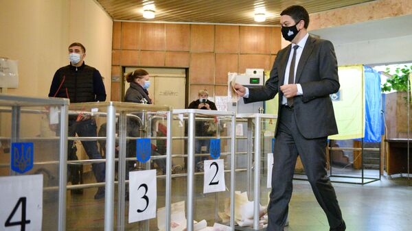Председатель Верховной рады Дмитрий Разумков голосует на одном из избирательных участков в Киеве