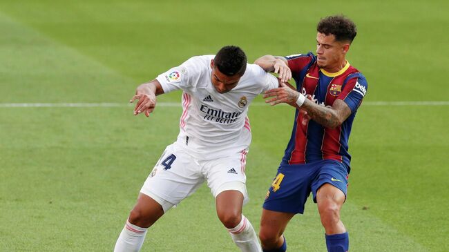 Soccer Football - La Liga Santander - FC Barcelona v Real Madrid - Camp Nou, Barcelona, Spain - October 24, 2020 Real Madrid's Casemiro in action with Barcelona's Philippe Coutinho REUTERS/Albert Gea