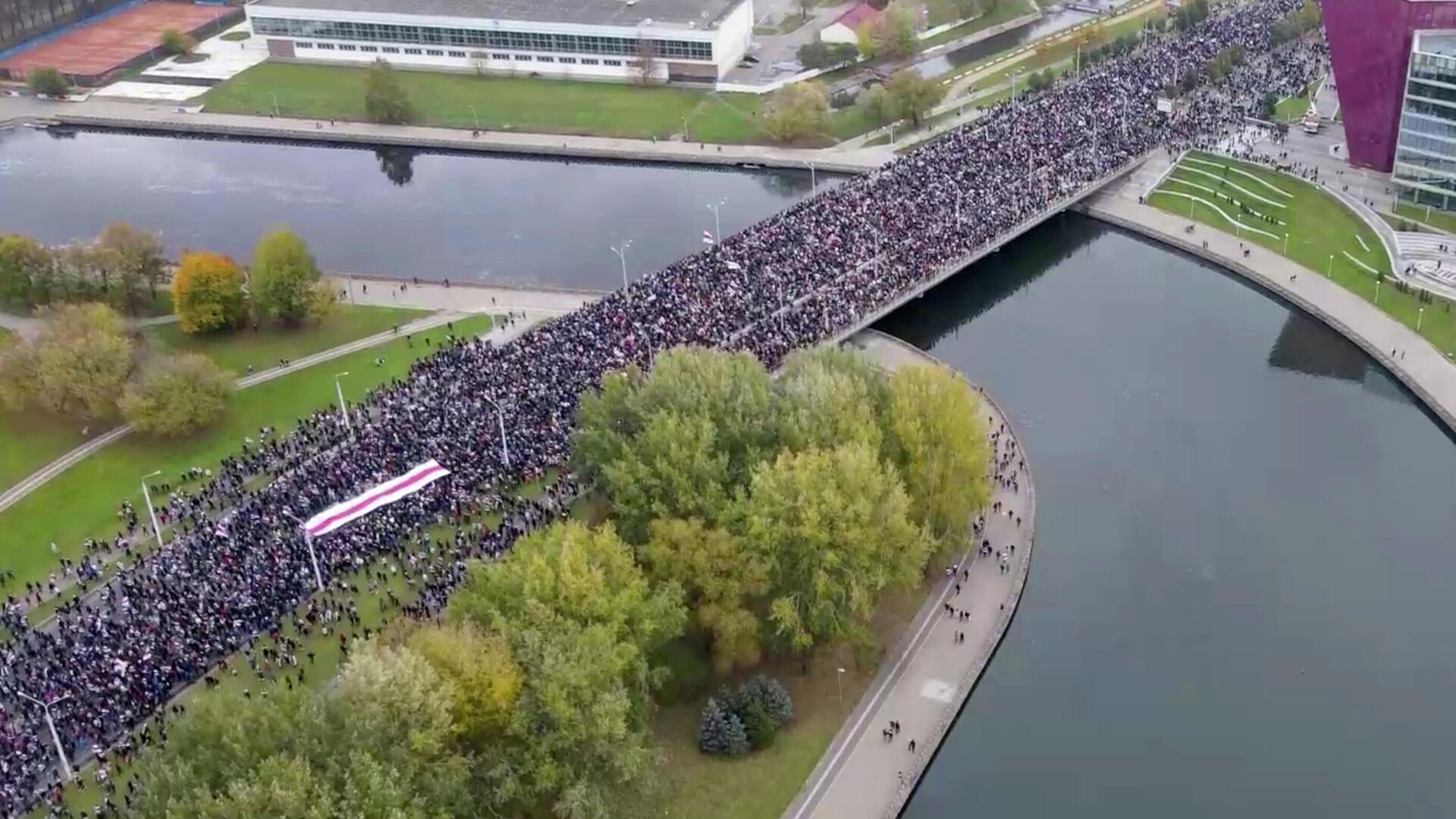 Протестующие в Минске движутся к резиденции Лукашенко - РИА Новости,  25.10.2020