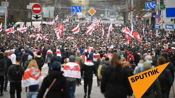 Колонна протестующих в Минске движется к резиденции президента 