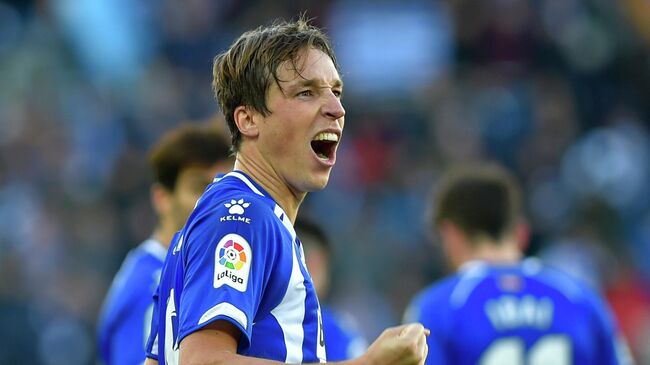 Alaves' Spanish midfielder Tomas Pina celebrates after scoring his team's second goal during the Spanish League football match between Deportivo Alaves and Valencia CF at the Mendizorroza stadium in Vitoria on January 5, 2019. (Photo by ANDER GILLENEA / AFP)