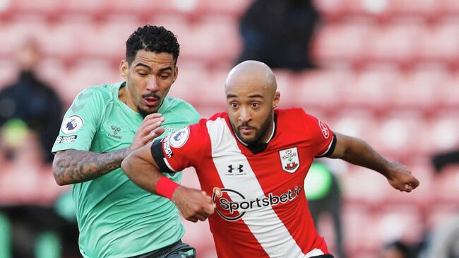 Soccer Football - Premier League - Southampton v Everton - St Mary's Stadium, Southampton, Britain - October 25, 2020 Everton's Allan in action with Southampton's Nathan Redmond Pool via REUTERS/Frank Augstein EDITORIAL USE ONLY. No use with unauthorized audio, video, data, fixture lists, club/league logos or 'live' services. Online in-match use limited to 75 images, no video emulation. No use in betting, games or single club /league/player publications.  Please contact your account representative for further details.