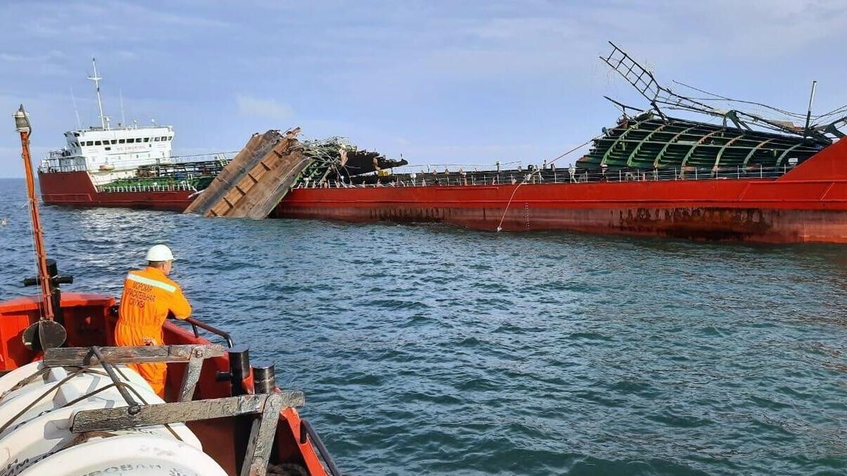 Танкер Генерал Ази Асланов, поврежденный при взрыве в Азовском море, на якорной стоянке в районе порта Кавказ - РИА Новости, 1920, 26.10.2020