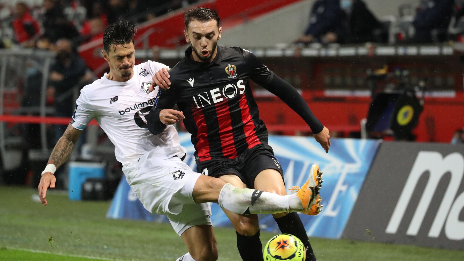 Nice's French forward Amine Gouiri fights for the ball with Lille's Portuguese defender Jose Da Rocha during the French L1 football match Nice vs Lille at the Allianz Riviera stadium in Nice, on October 25, 2020. - Nice's Amine Gouiri (R) vies with Lille's Jose Da Rocha (L) (Photo by Valery HACHE / AFP) - РИА Новости, 1920, 25.10.2020