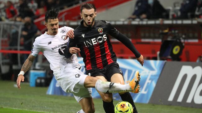 Nice's French forward Amine Gouiri fights for the ball with Lille's Portuguese defender Jose Da Rocha during the French L1 football match Nice vs Lille at the Allianz Riviera stadium in Nice, on October 25, 2020. - Nice's Amine Gouiri (R) vies with Lille's Jose Da Rocha (L) (Photo by Valery HACHE / AFP)