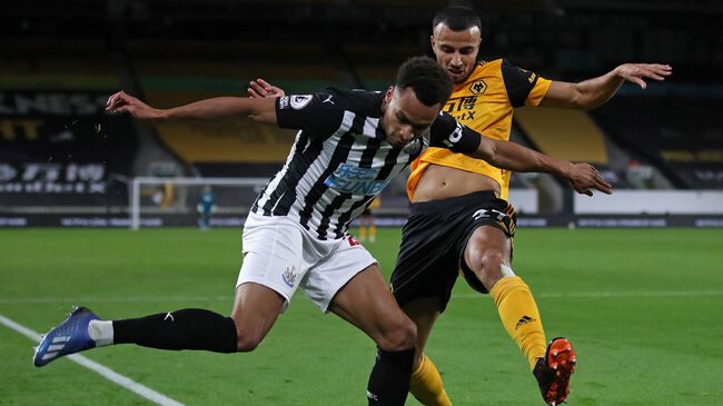 Wolverhampton Wanderers' Moroccan midfielder Romain Saiss (R) vies with Newcastle United's English midfielder Jacob Murphy during the English Premier League football match between Wolverhampton Wanderers and Newcastle United at the Molineux stadium in Wolverhampton, central England on October 25, 2020. (Photo by Nick Potts / POOL / AFP) / RESTRICTED TO EDITORIAL USE. No use with unauthorized audio, video, data, fixture lists, club/league logos or 'live' services. Online in-match use limited to 120 images. An additional 40 images may be used in extra time. No video emulation. Social media in-match use limited to 120 images. An additional 40 images may be used in extra time. No use in betting publications, games or single club/league/player publications. / 