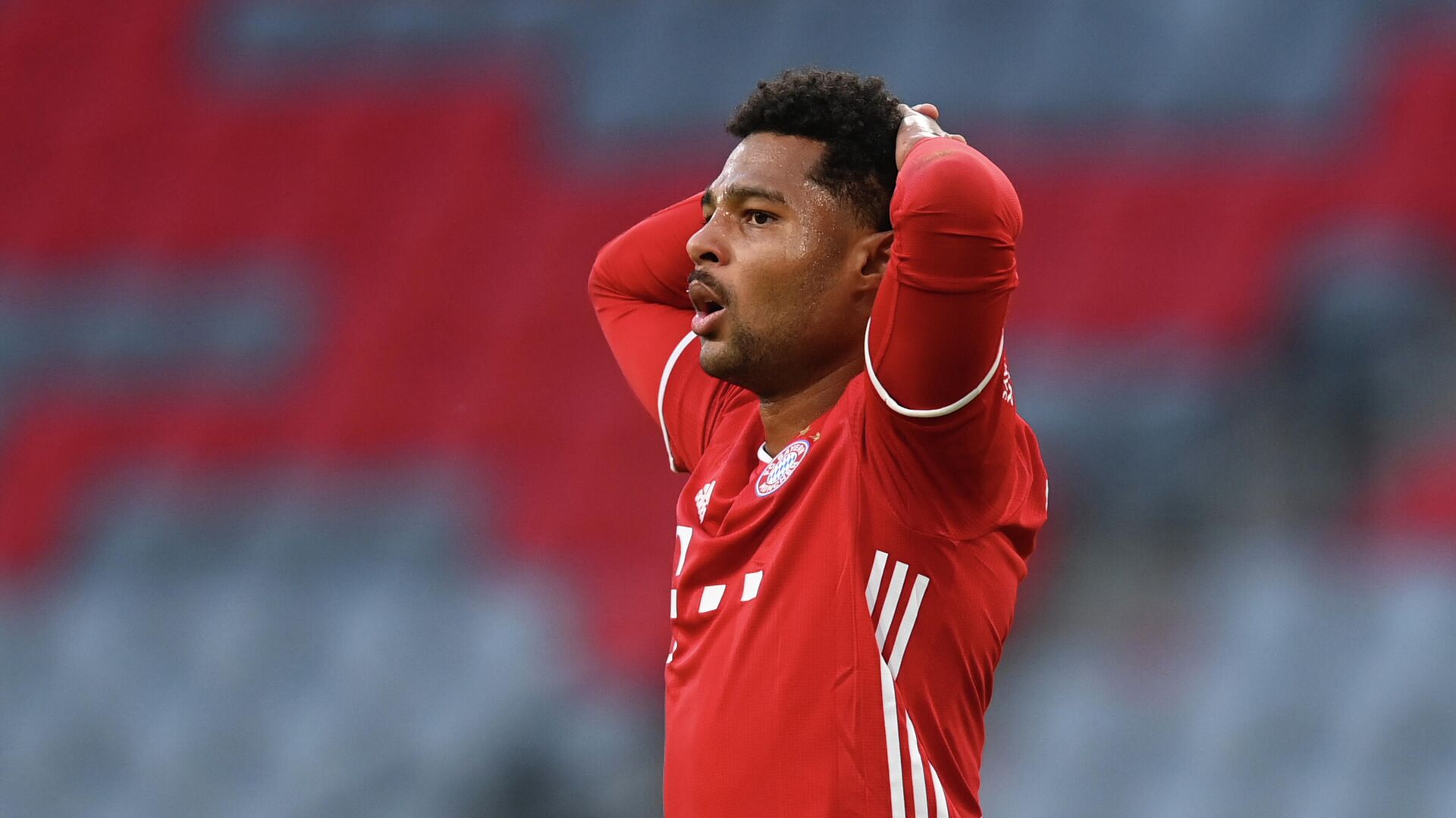 (FILES) In this file photo taken on October 4, 2020 Bayern Munich's German midfielder Serge Gnabry reacts during the German first division Bundesliga football match FC Bayern Munich vs Hertha Berlin in Munich, southern Germany. - Bayern Munich's German midfielder Serge Gnabry has tested positiv for Covid-19 the club reported on October 20, 2020. (Photo by CHRISTOF STACHE / AFP) / DFL REGULATIONS PROHIBIT ANY USE OF PHOTOGRAPHS AS IMAGE SEQUENCES AND/OR QUASI-VIDEO - РИА Новости, 1920, 25.10.2020