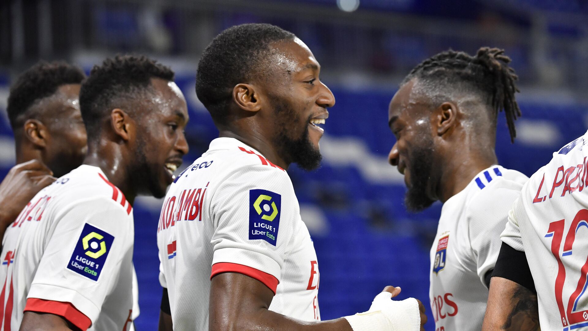 Lyon's Camerounese forward Karl Toko Ekambi (C) is congratuled by teamates after scoring a goal during the French L1 football match between Olympique Lyonnais (OL) and AS Monaco at the Groupama stadium in Decines-Charpieu, near Lyon, south-eastern France, on October 25, 2020. (Photo by PHILIPPE DESMAZES / AFP) - РИА Новости, 1920, 26.10.2020