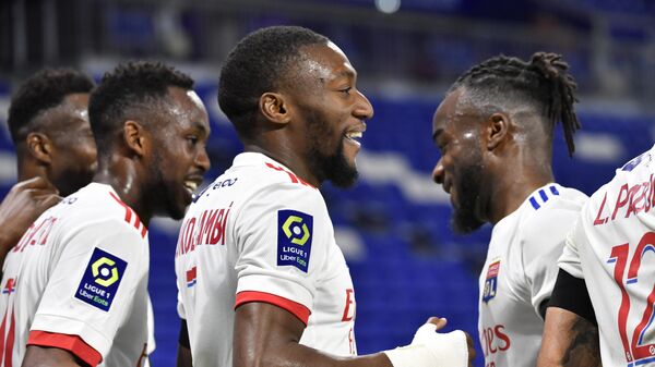 Lyon's Camerounese forward Karl Toko Ekambi (C) is congratuled by teamates after scoring a goal during the French L1 football match between Olympique Lyonnais (OL) and AS Monaco at the Groupama stadium in Decines-Charpieu, near Lyon, south-eastern France, on October 25, 2020. (Photo by PHILIPPE DESMAZES / AFP)