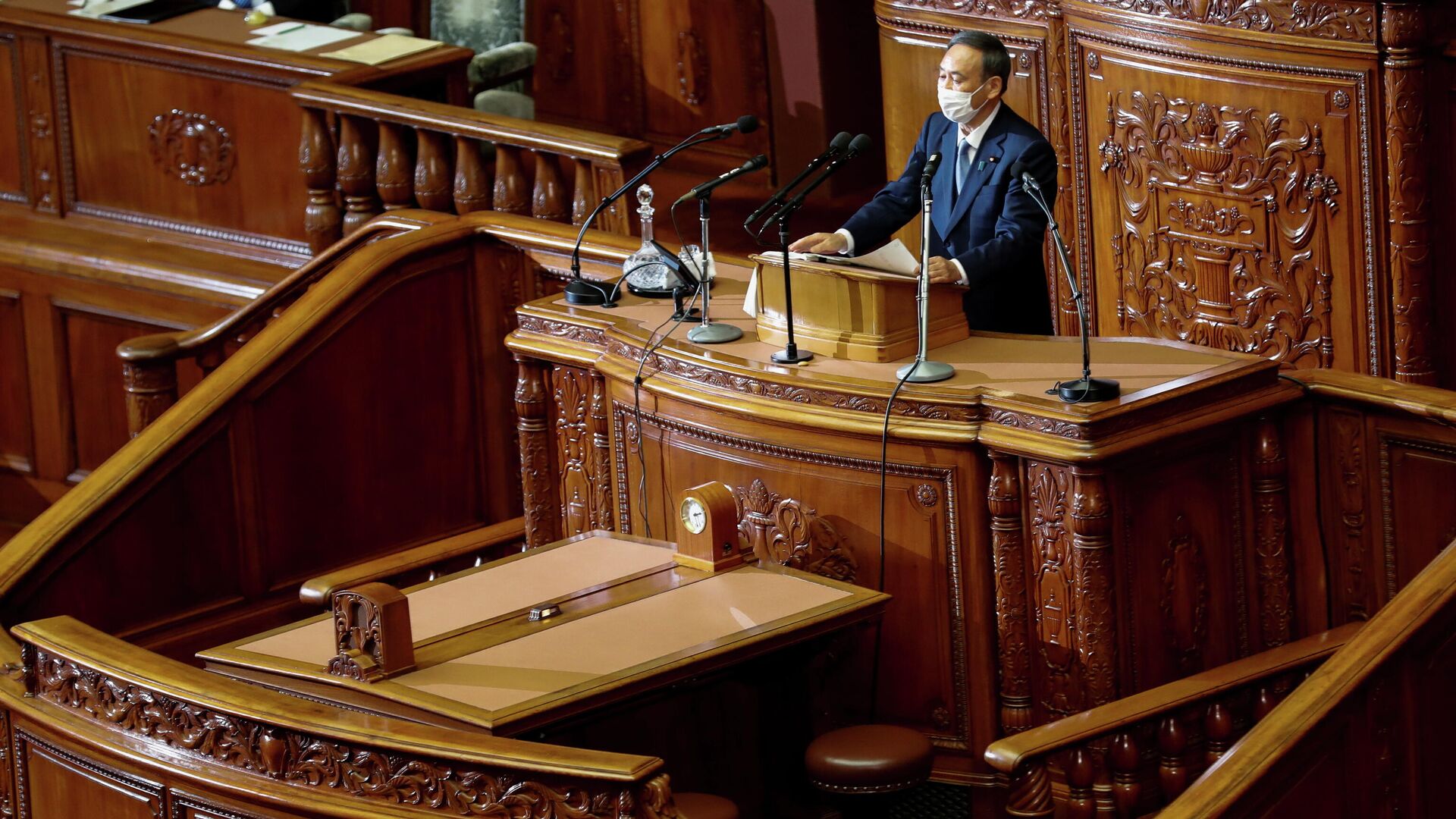 Премьер-министр Японии Есихидэ Суга произносит свою первую речь в парламенте на открытии внеочередной сессии в Токио, Япония - РИА Новости, 1920, 26.10.2020