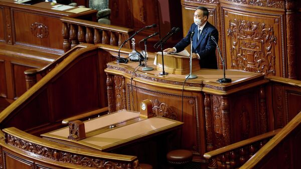 Премьер-министр Японии Есихидэ Суга произносит свою первую речь в парламенте на открытии внеочередной сессии в Токио, Япония
