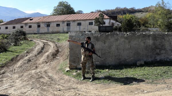 Вооруженный мужчина в селе Чанахчи в Нагорном Карабахе