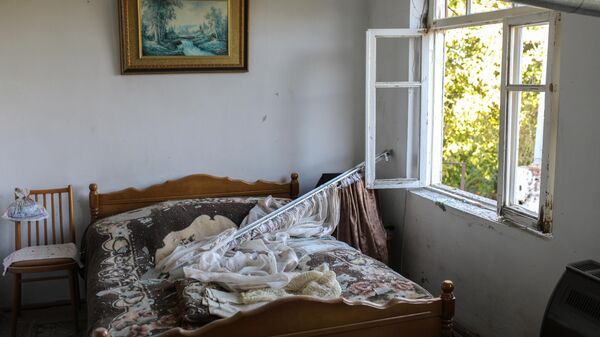 Дом, поврежденный в результате обстрела города Аскеран