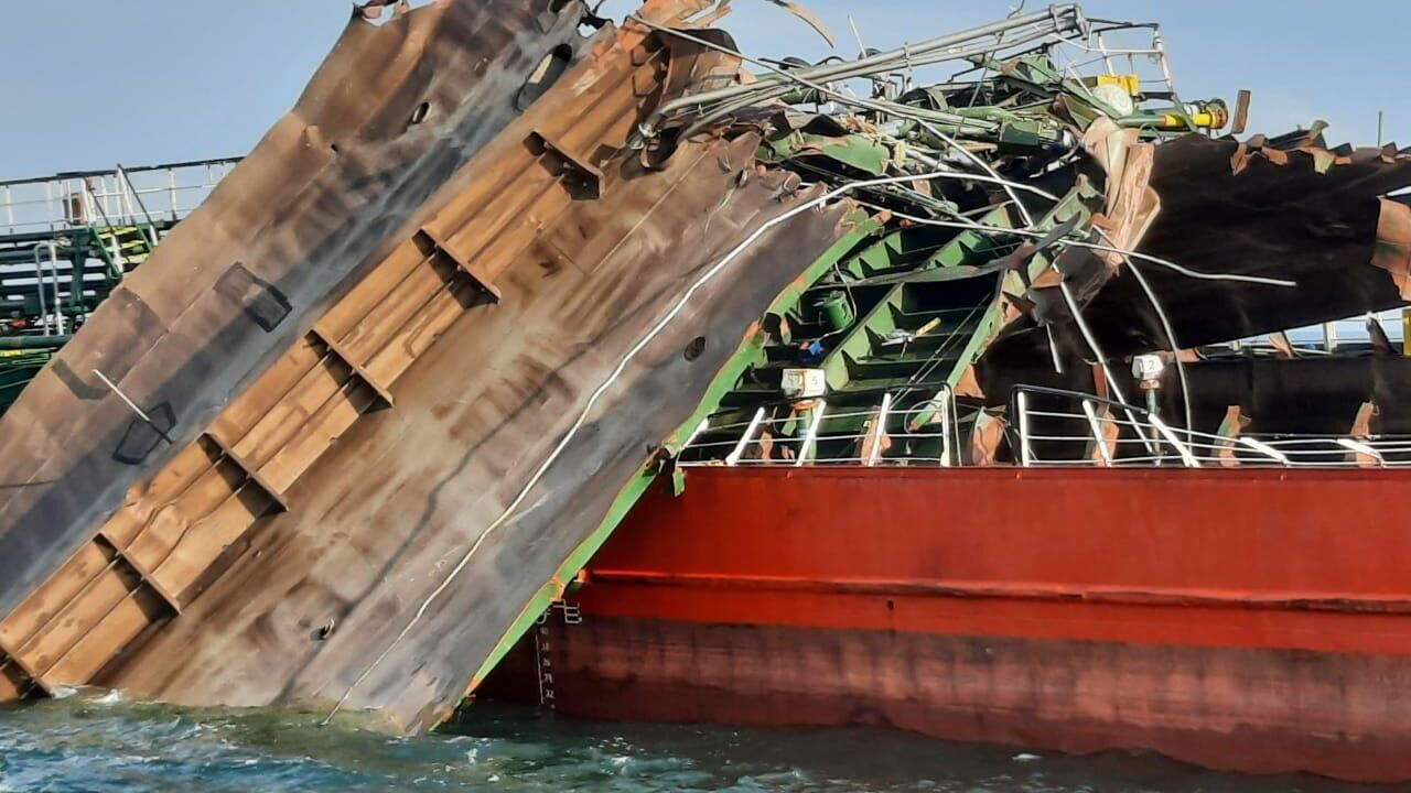 Танкер Генерал Ази Асланов, поврежденный при взрыве в Азовском море, на якорной стоянке в районе порта Кавказ - РИА Новости, 1920, 27.10.2020