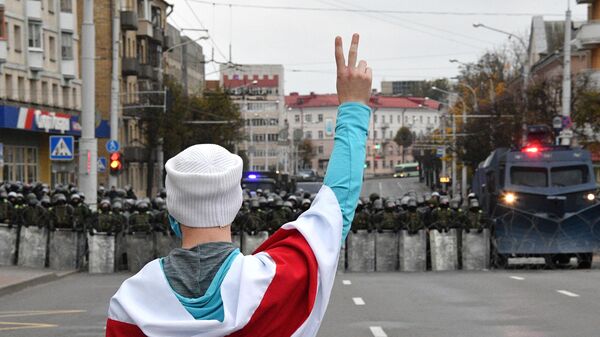 Участник акции протеста оппозиции Народный ультиматум в Минске