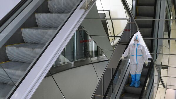 Медицинский работник во временном госпитале для пациентов с COVID-19 в автомобильном торговом центре Москва.