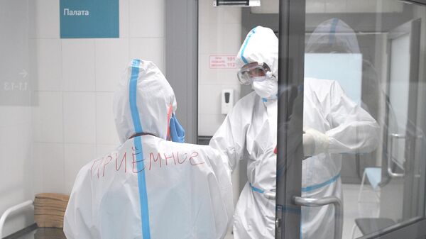 Медицинские работники во временном госпитале для пациентов с COVID-19 в автомобильном торговом центре Москва.