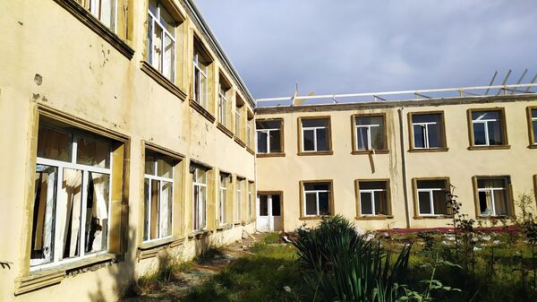 Здание школы, попавшее под обстрел, в селе Карадаглы Агдамского района в Азербайджане