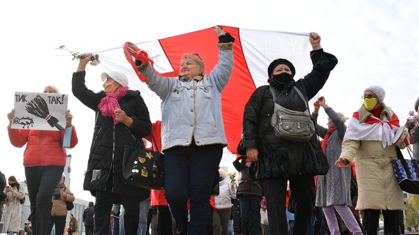 Участники марша пенсионеров, врачей и студентов, который прошел от Дома правительства до площади Якуба Коласа в Минске