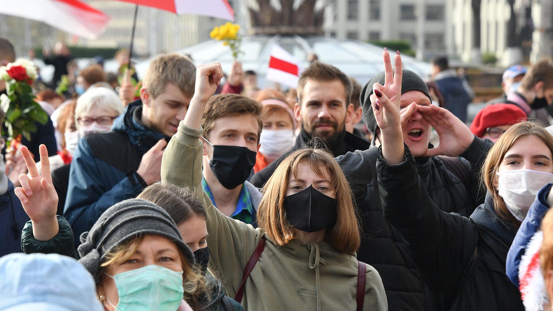 Участники марша пенсионеров, врачей и студентов, который прошел от Дома правительства до площади Якуба Коласа в Минске - РИА Новости, 1920, 26.10.2020