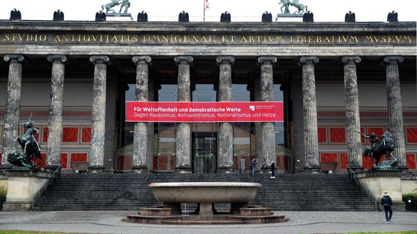 Гранитная чаша в Люстгартене и музей Alte Nationalgalerie в Берлине