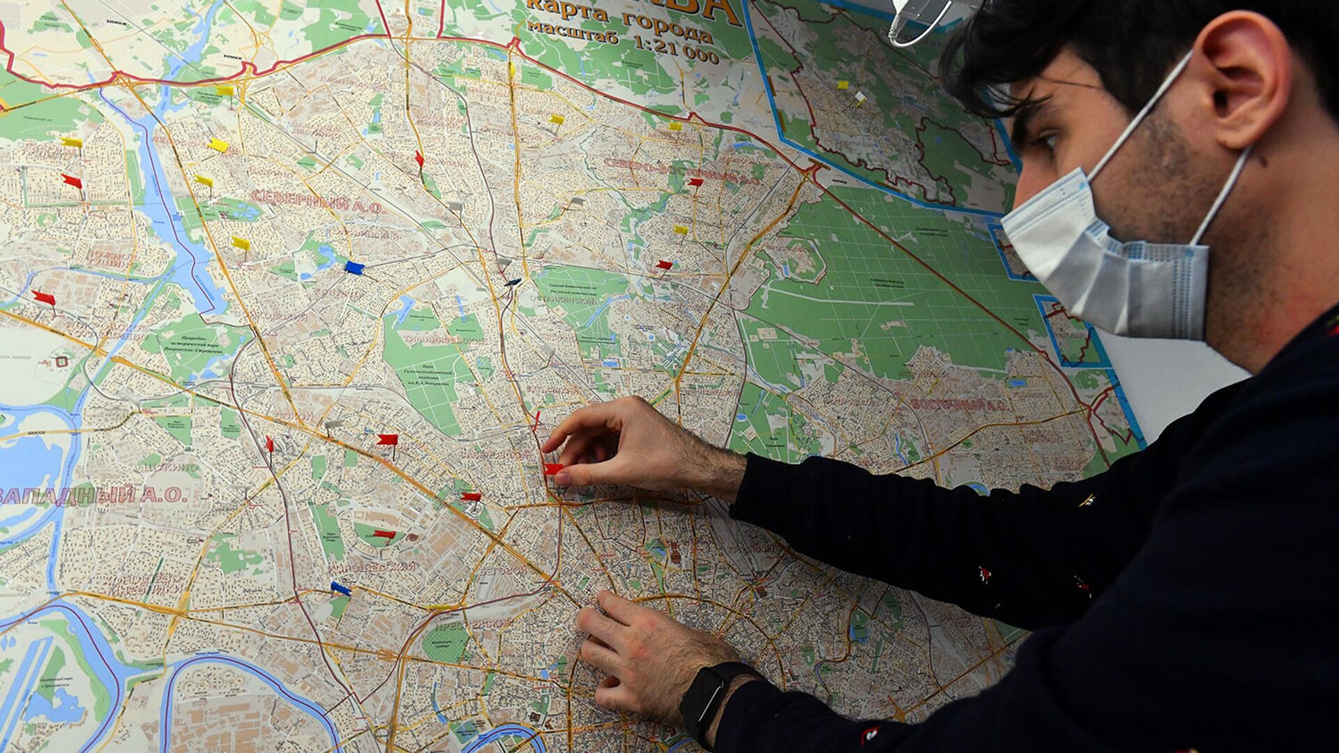 Волонтер акции #МыВместе размечает карту маршрутов для оказания помощи пожилым людям - РИА Новости, 1920, 27.10.2020